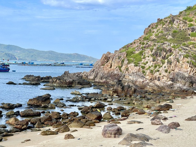 Những ngôi làng tuyệt đẹp ven biển: Làng chài cổ độc đáo bên vịnh Xuân Đài- Ảnh 8.