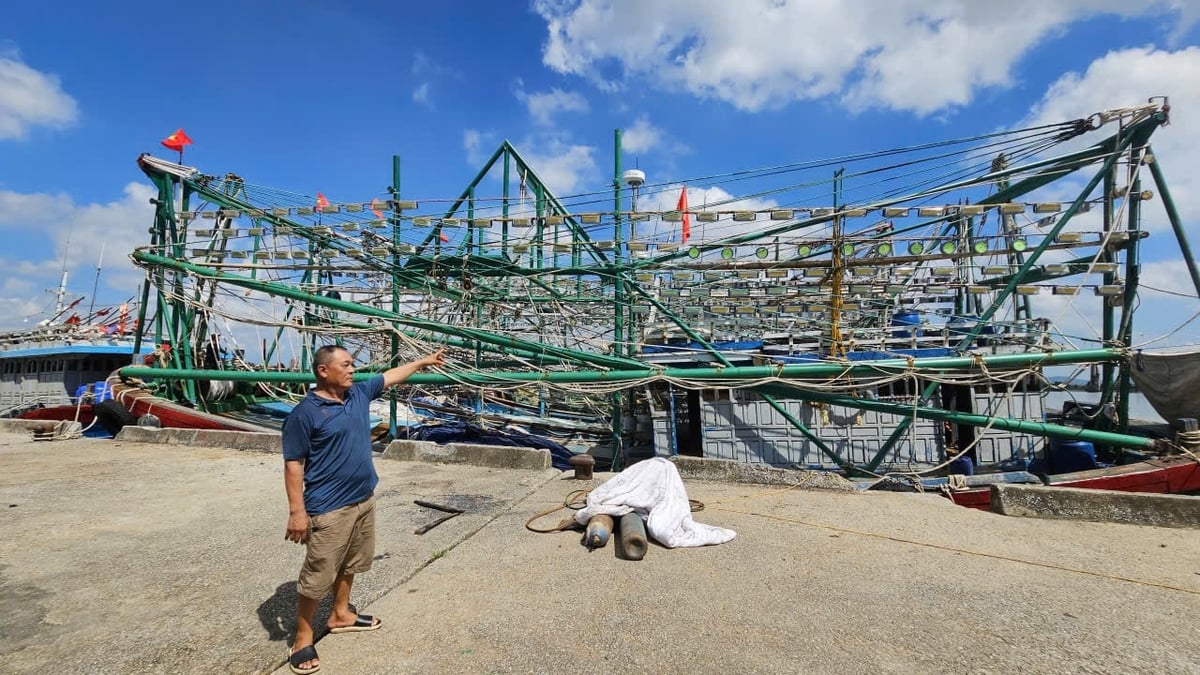 Ông Sỹ làm thuê cho con rể trên chiếc tàu 67. Ảnh: Quốc Toản.