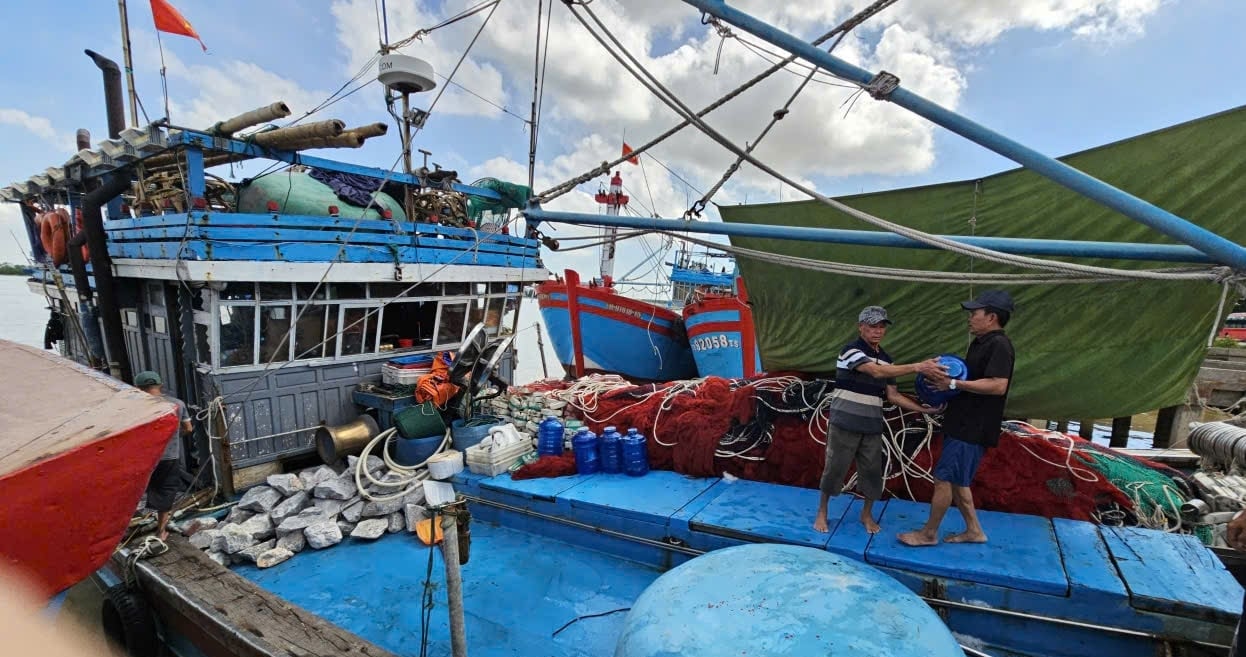 Lao động trên tàu cá của ông Quyết chủ yếu là người từ 45 đến hơn 60 tuổi. Ảnh: Quốc Toản.