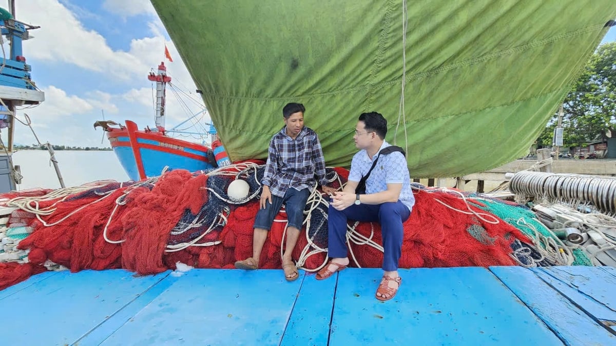 Ông Phạm Gia Quyết (bên trái) trao đổi với phóng viên. Ảnh: Tâm Phùng.