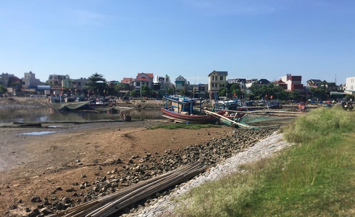 Tàu thuyền mắc cạn tại Cảng Lạch Bạng. Ảnh: Quốc Toản. 