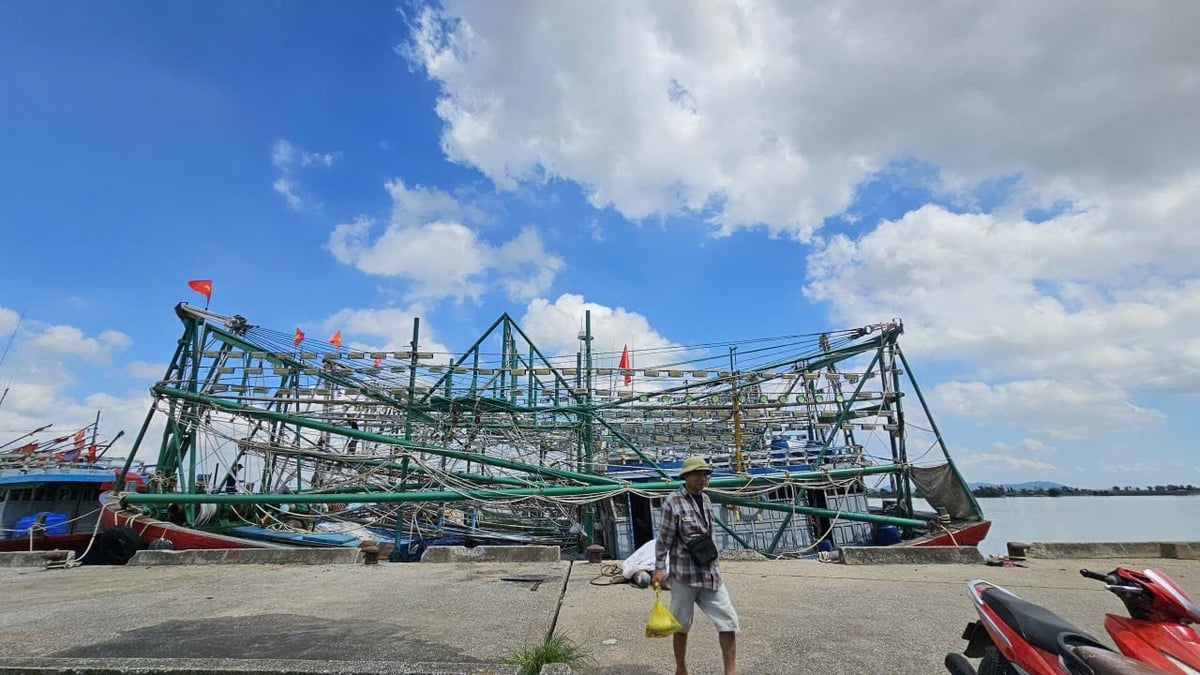 Tàu neo đậu tại Cảng Lạch Hới. Ảnh: Quốc Toản.