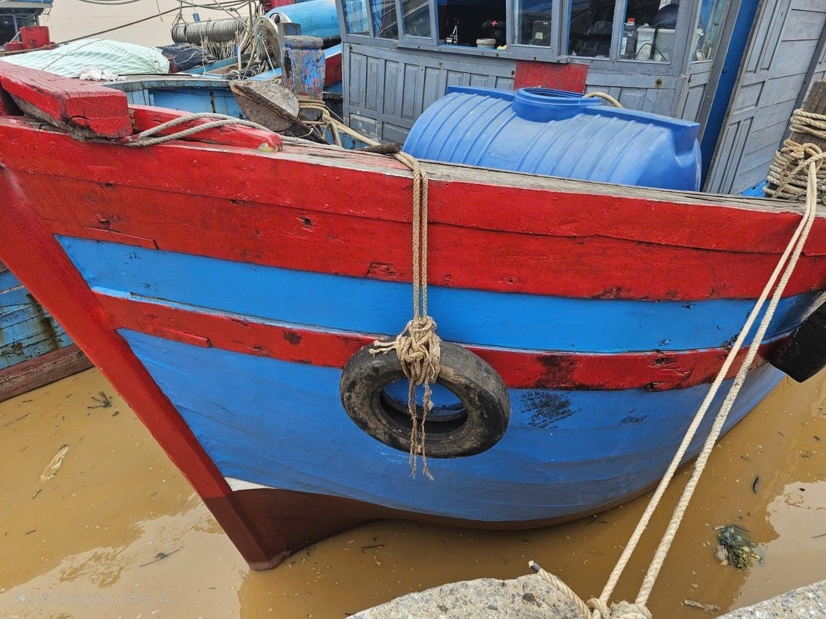 Cảng cá bồi lắng khiến tàu thuyền ra vào cảng gặp nhiều khó khăn. Ảnh: Tâm Phùng. 