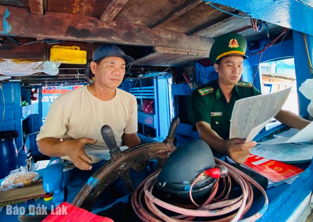 Cán bộ Đồn Biên phòng Tuy Hòa tuyên truyền các quy định liên quan đến chống khai thác IUU cho ngư dân.