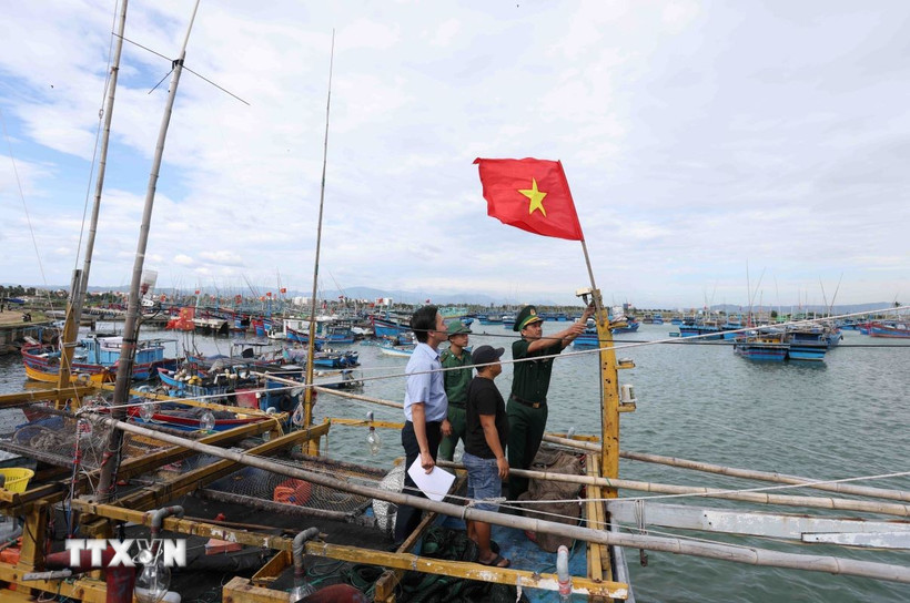 Lực lượng Bộ đội Biên phòng kiểm tra thiết bị giám sát hành trình khai thác thủy sản trên tàu cá trước khi ra khơi. (Ảnh: TTXVN)