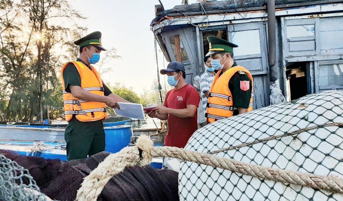 Lực lượng biên phòng TP Huế tuyên truyền về chống khai thác IUU cho ngư dân. Ảnh: Văn Dinh.