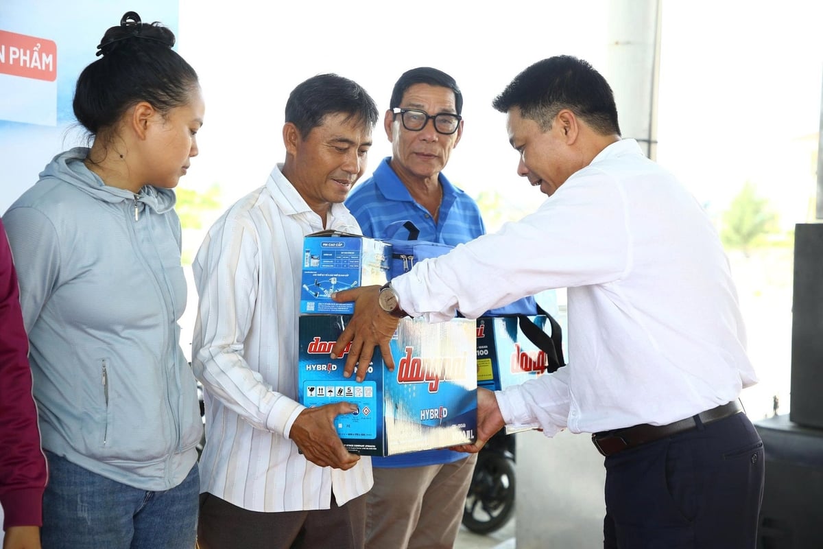 Trao quà giúp ngư dân yên tâm bám biển, chống khai thác IUU. Ảnh: Văn Dinh.