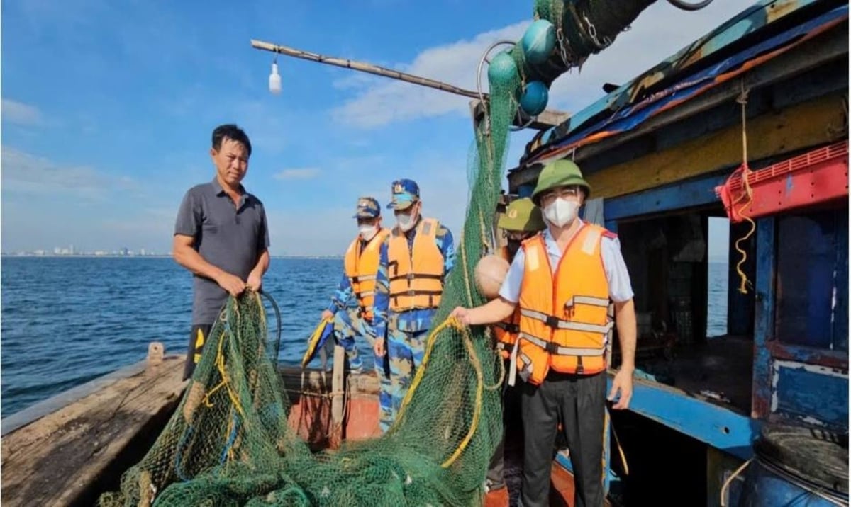 Một tàu cá sử dụng phương tiện trái phép đánh bắt hải sản bị lực lượng chức năng bắt giữ. Ảnh: Thành Luân.