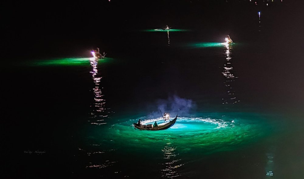 Hoạt động của ngư dân vào buổi tối.