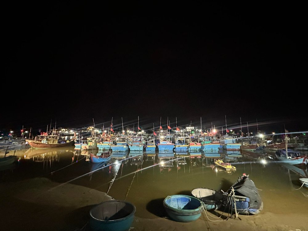 Bến tàu vào buổi tối.