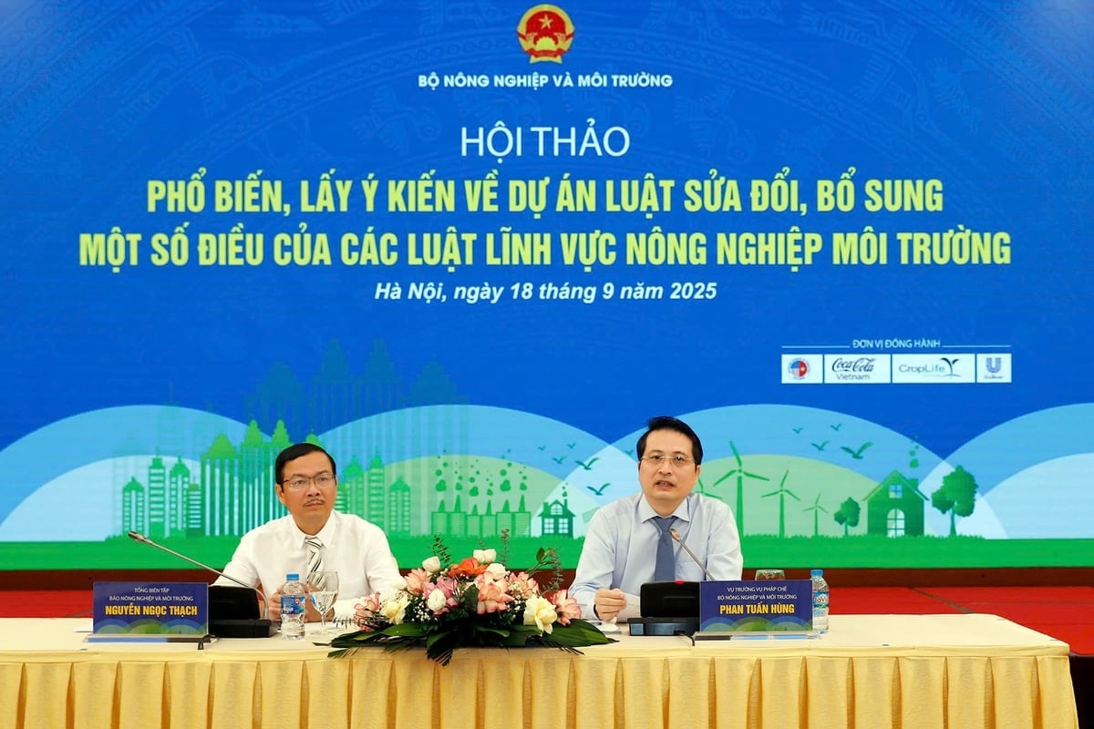 Ông Nguyễn Ngọc Thạch, Tổng Biên tập Báo Nông nghiệp và Môi trường và ông Phan Tuấn Hùng, Vụ trưởng Vụ Pháp chế (Bộ Nông nghiệp và Môi trường) đồng chủ trì hội thảo. Ảnh: Khương Trung. 