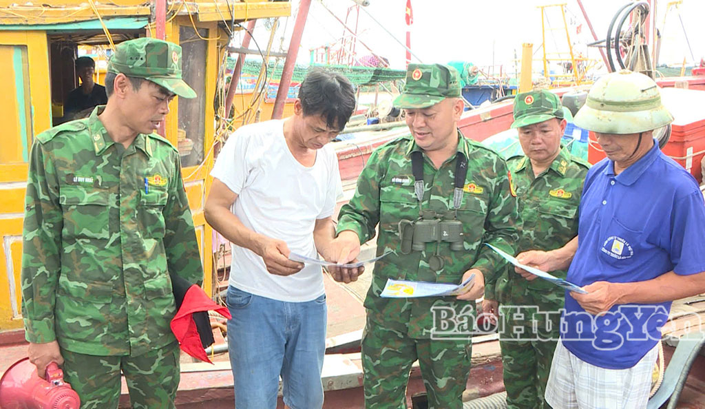 Cán bộ Đồn Biên phòng Cửa Lân tuyên truyền pháp luật cho ngư dân thôn Quang Thịnh.