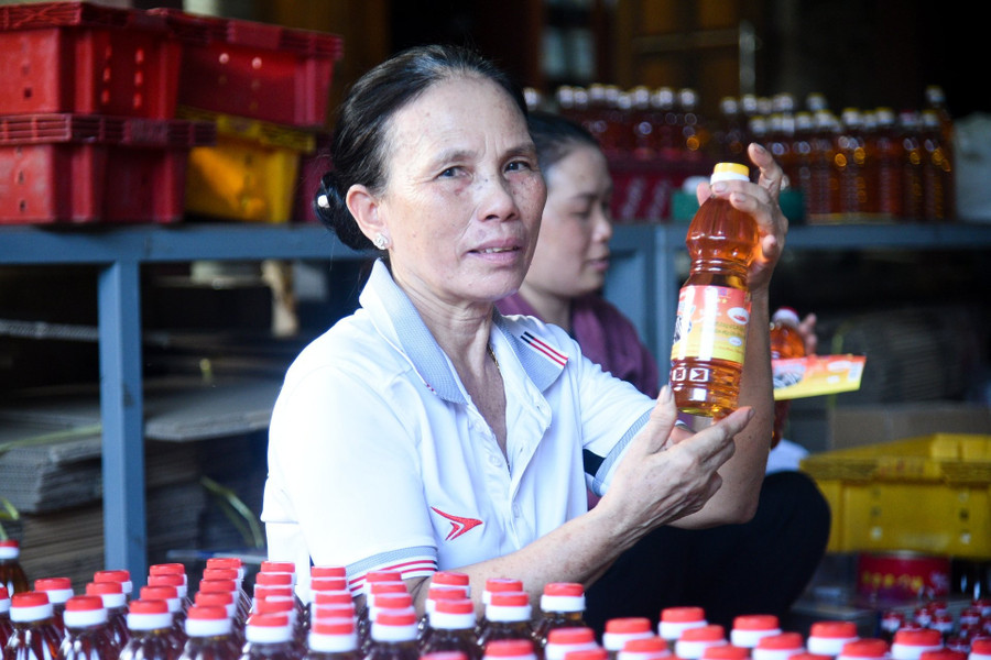 Với lợi nhuận gần 1,2 tỷ đồng/năm từ nghề chế biến nước mắm, bà Trần Thị Duyên vinh dự được tặng danh hiệu “Nông dân Việt Nam xuất sắc” năm 2025. Ảnh: Trọng Lợi nuoc-mam.jpg