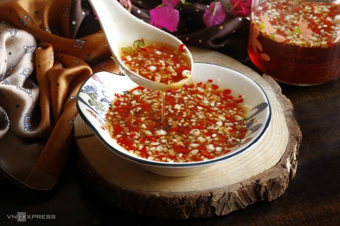 Nước mắm đã pha chế hoặc nước mắm chua ngọt nếu để ngoài lâu dễ bị hỏng. Ảnh: Bùi Thủy