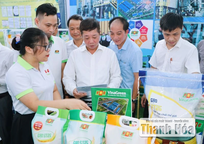 Khai mạc phiên chợ giới thiệu nông sản thực phẩm an toàn năm 2025 tại xã Hoằng Hóa