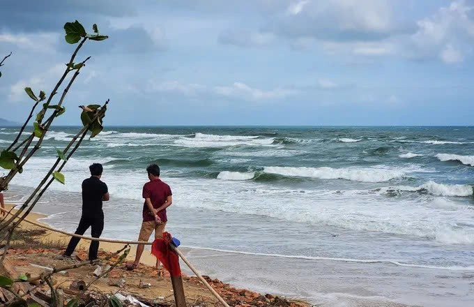 Triều cường bất ngờ xảy ra tạo sóng lớn, ập sâu vào bờ cuốn trôi nhiều phương tiện, ngư lưới cụ của ngư dân ra biển. Ảnh: Trọng Lợi cdc1c0eff830726e2b21.jpg