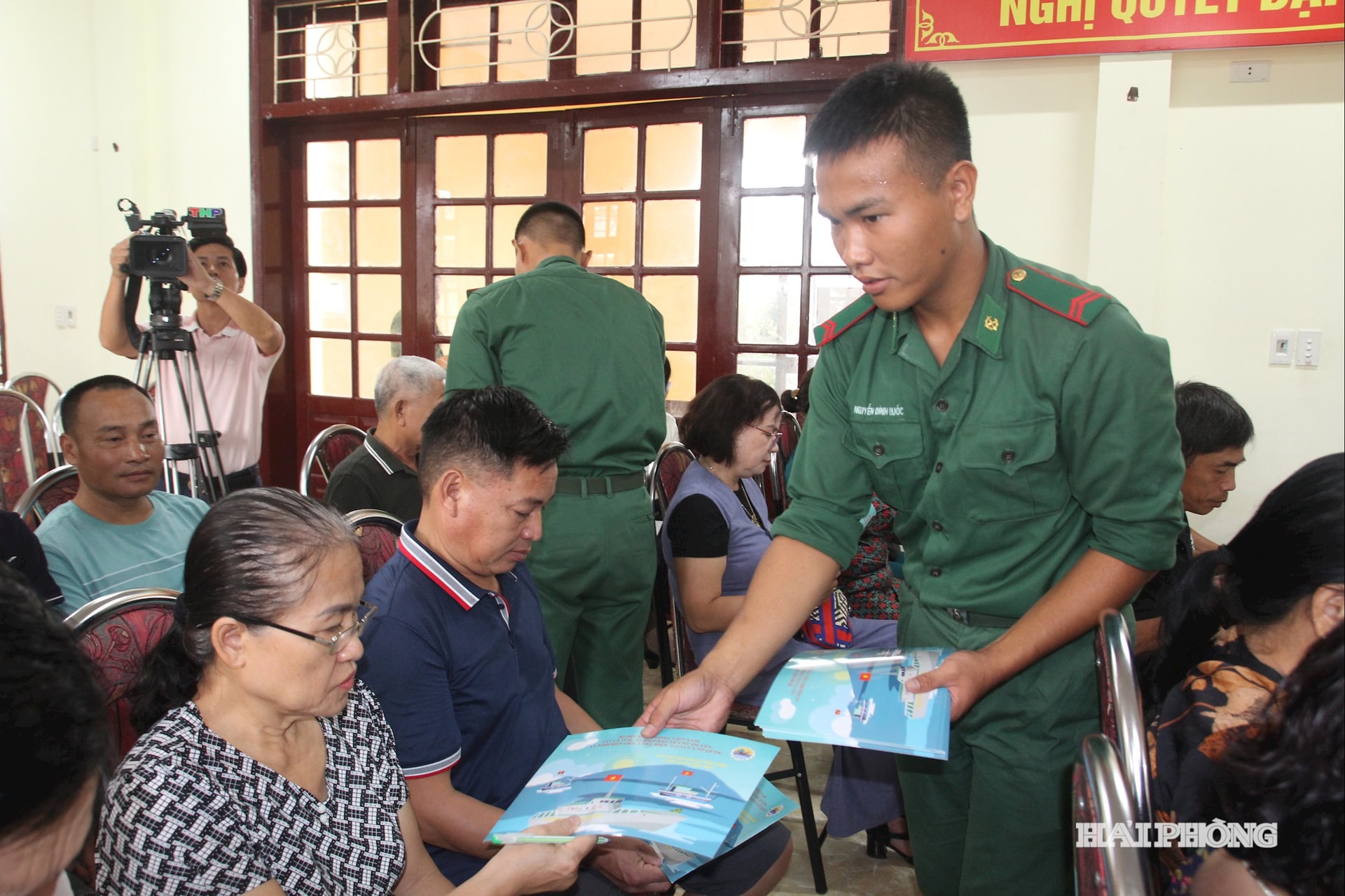 Chiến sĩ Đồn biên phòng Đồ Sơn phát tờ gấp tuyên truyền cho ngư dân