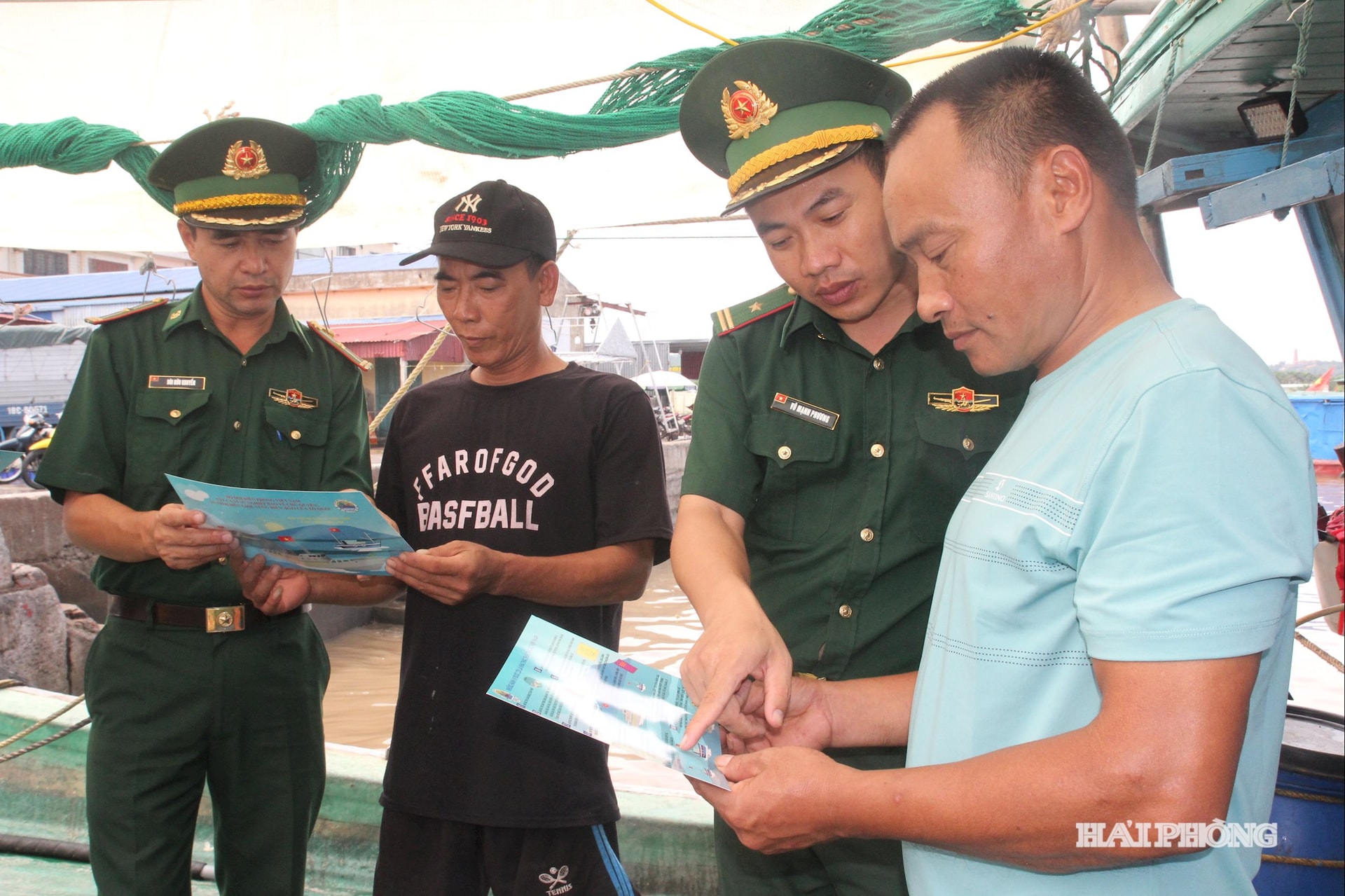 Cán bộ, chiến sĩ Trạm Kiểm soát biên phòng Bến Xăm (Đồn biên phòng Đồ Sơn) tuyên truyền chống khai thác IUU cho ngư dân