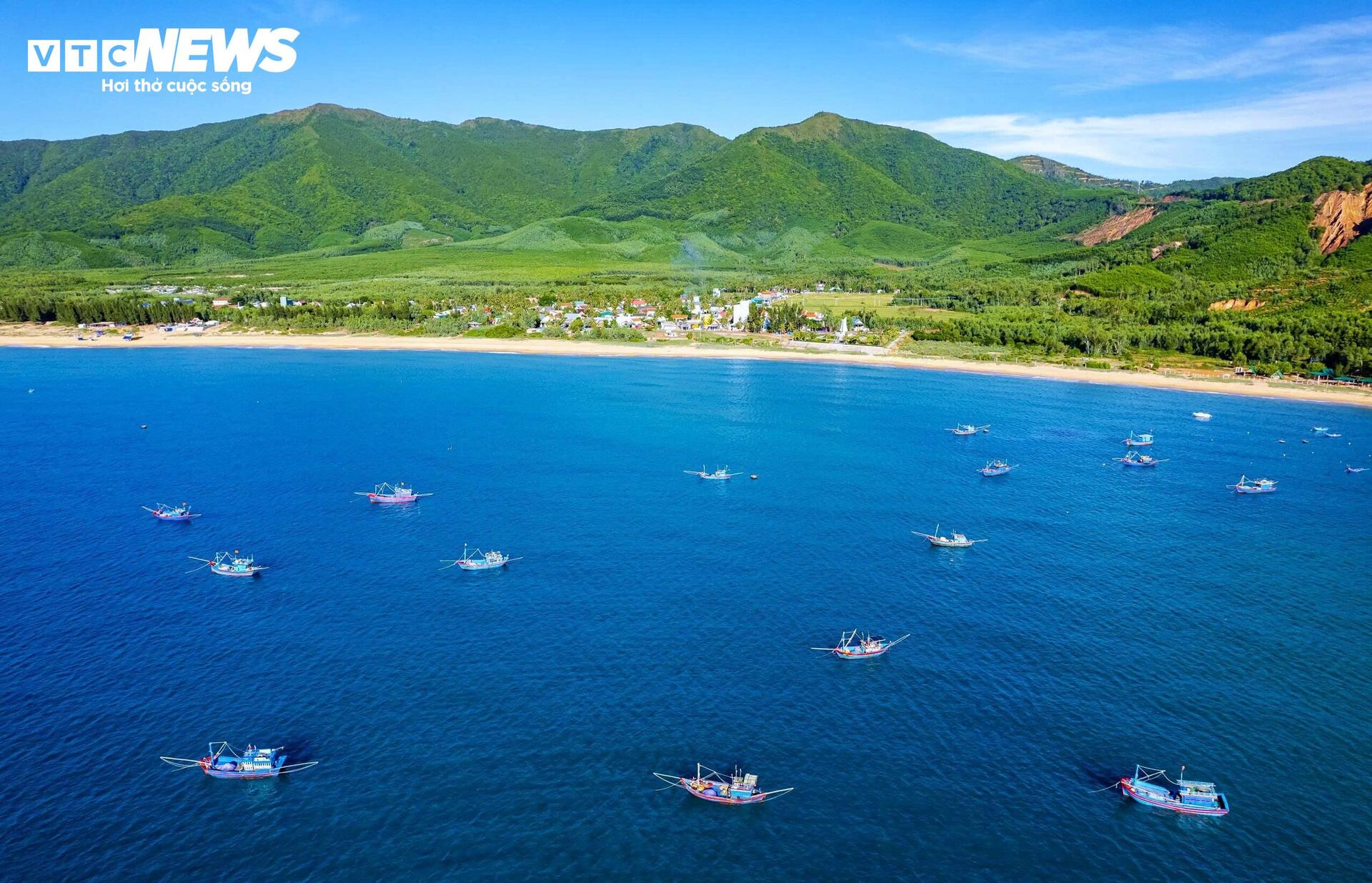 Về làng chài Lộ Diêu ở Gia Lai xem ngư dân ‘vẽ hình’ cỏ ba lá trên biển - 2