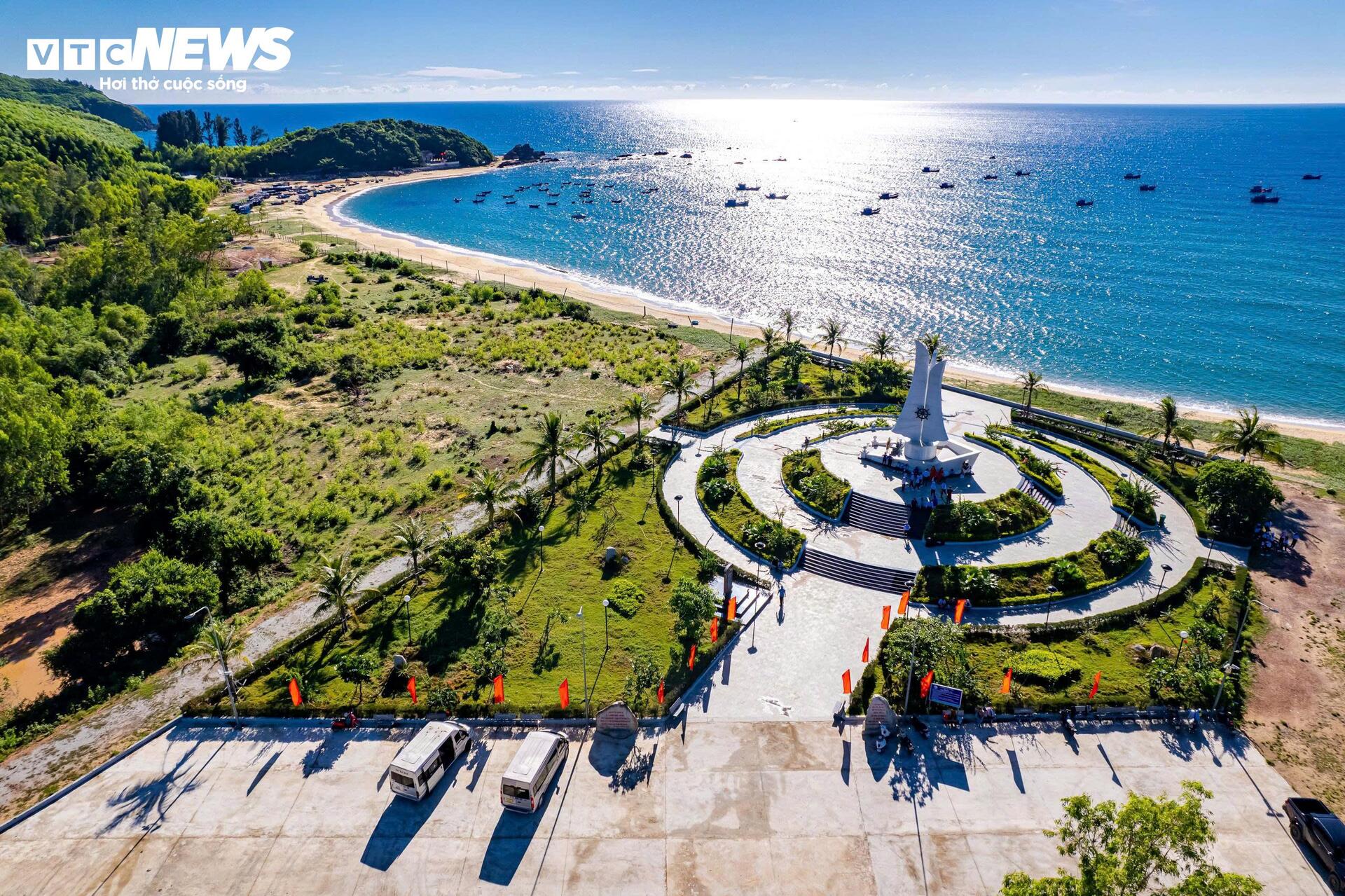 Về làng chài Lộ Diêu ở Gia Lai xem ngư dân ‘vẽ hình’ cỏ ba lá trên biển - 14