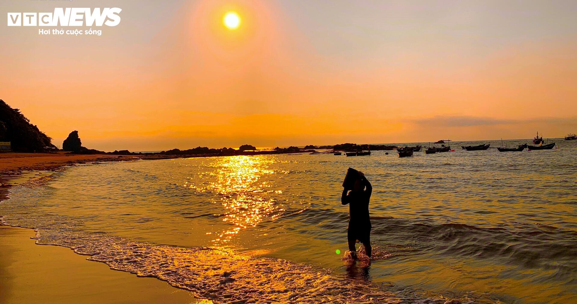 Về làng chài Lộ Diêu ở Gia Lai xem ngư dân ‘vẽ hình’ cỏ ba lá trên biển - 15