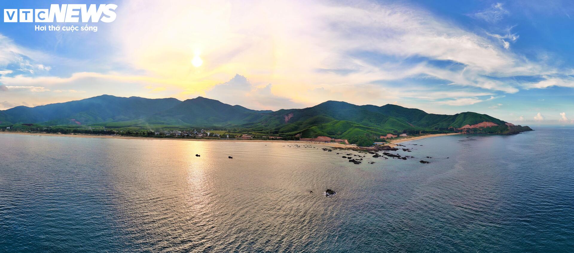 Về làng chài Lộ Diêu ở Gia Lai xem ngư dân ‘vẽ hình’ cỏ ba lá trên biển - 17