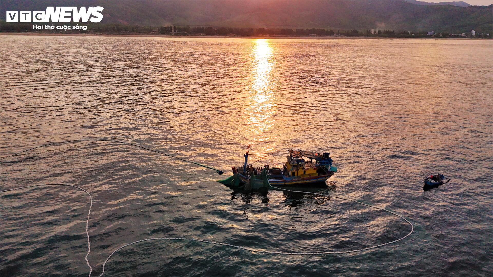 Về làng chài Lộ Diêu ở Gia Lai xem ngư dân ‘vẽ hình’ cỏ ba lá trên biển - 3