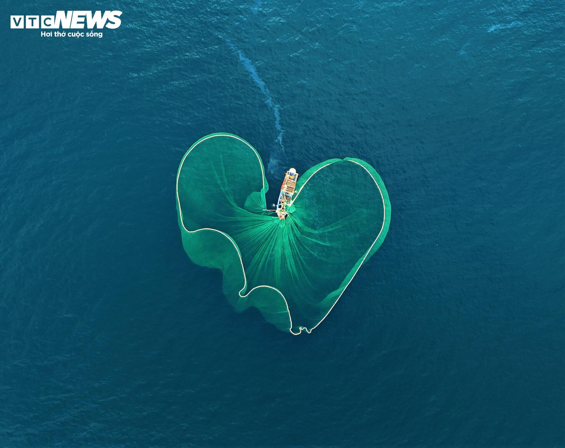 Về làng chài Lộ Diêu ở Gia Lai xem ngư dân ‘vẽ hình’ cỏ ba lá trên biển - 5