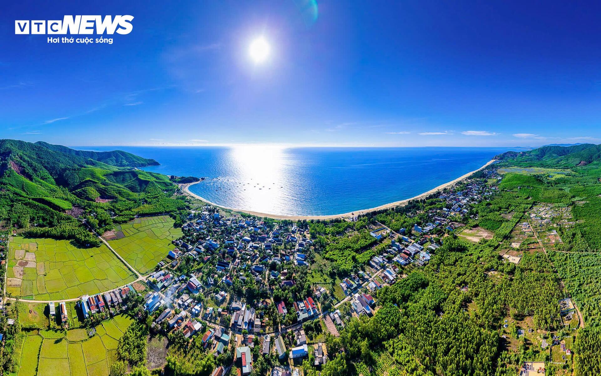 Về làng chài Lộ Diêu ở Gia Lai xem ngư dân ‘vẽ hình’ cỏ ba lá trên biển - 1