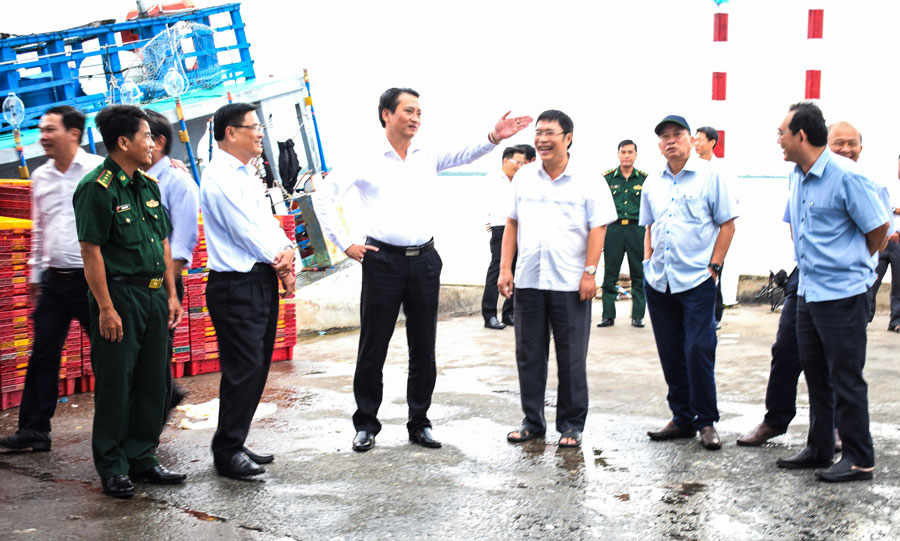 Phó Chủ tịch UBND tỉnh- Nguyễn Quỳnh Thiện cùng đoàn công tác đến kiểm tra thực tế tại cảng cá trên địa bàn xã Tân Thủy.