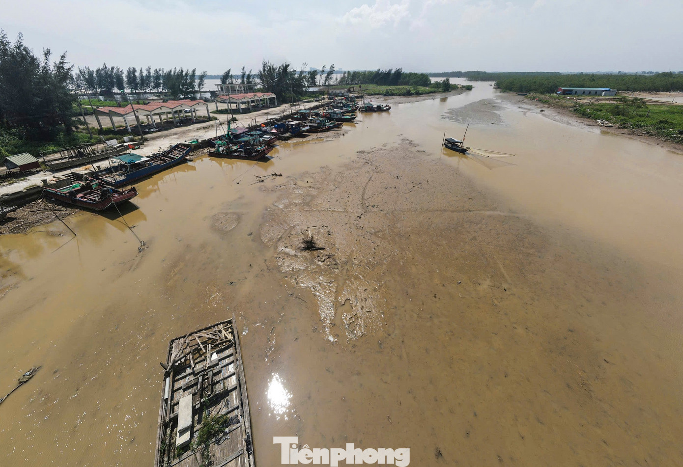 Công trình dự kiến đảm bảo điều kiện cho việc bốc dỡ, sơ chế, bảo quản khoảng 5.400 tấn thủy sản/năm, cung cấp dịch vụ hậu cần và làm nơi neo đậu, tránh bão cho tàu thuyền trên địa bàn xã Hoằng Phụ cũ và các vùng lân cận. Thế nhưng, chỉ hoạt động ít năm, cảng cá bị bồi lắng, tàu thuyền "gặp khó" khi ra vào khiến công trình không phát huy hiệu quả, dần bỏ không. tp-2.jpg