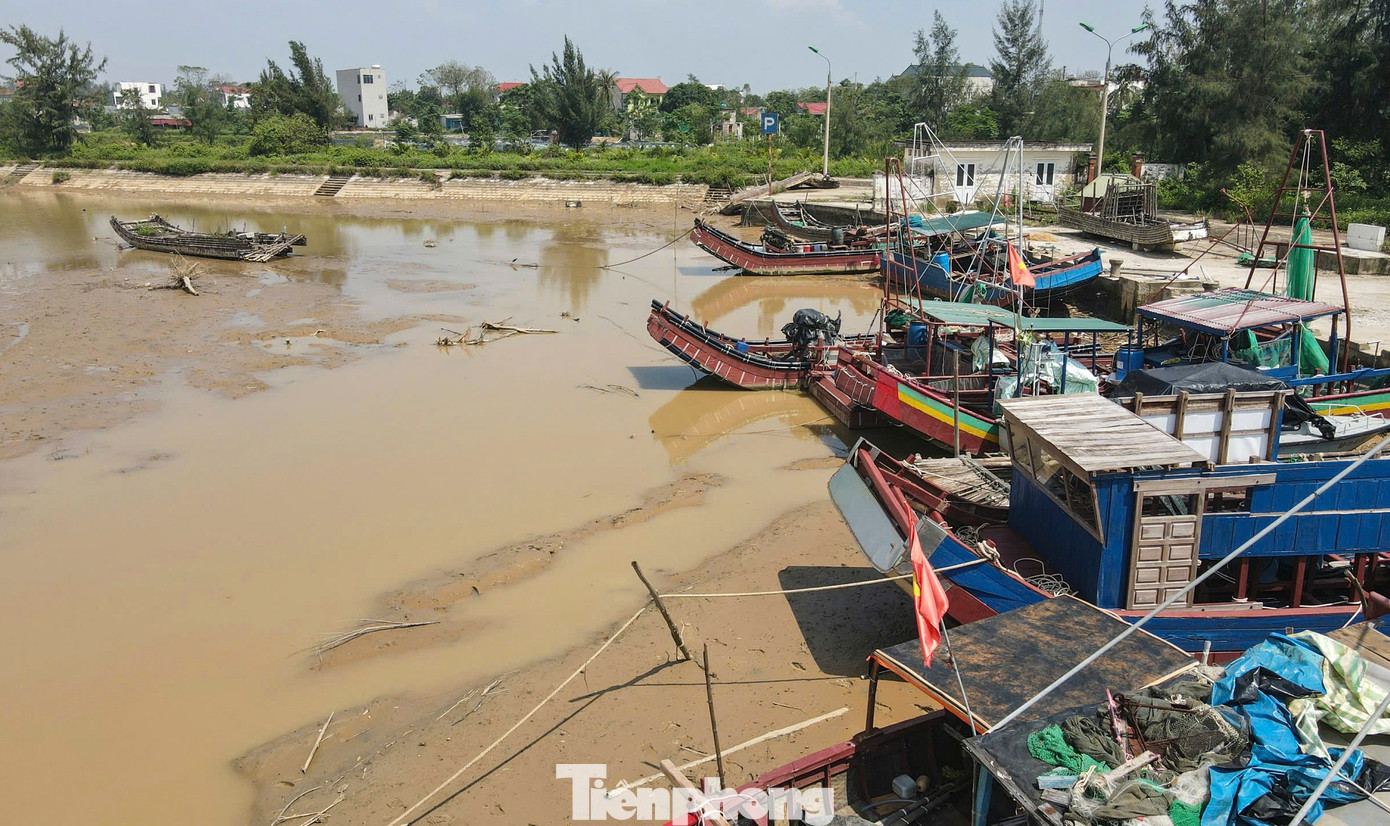 Tàu thuyền không thể ra vào vì luồng lạch bồi lắng khiến hoạt động nghề cá của ngư dân gặp khó khăn. tp-6.jpg