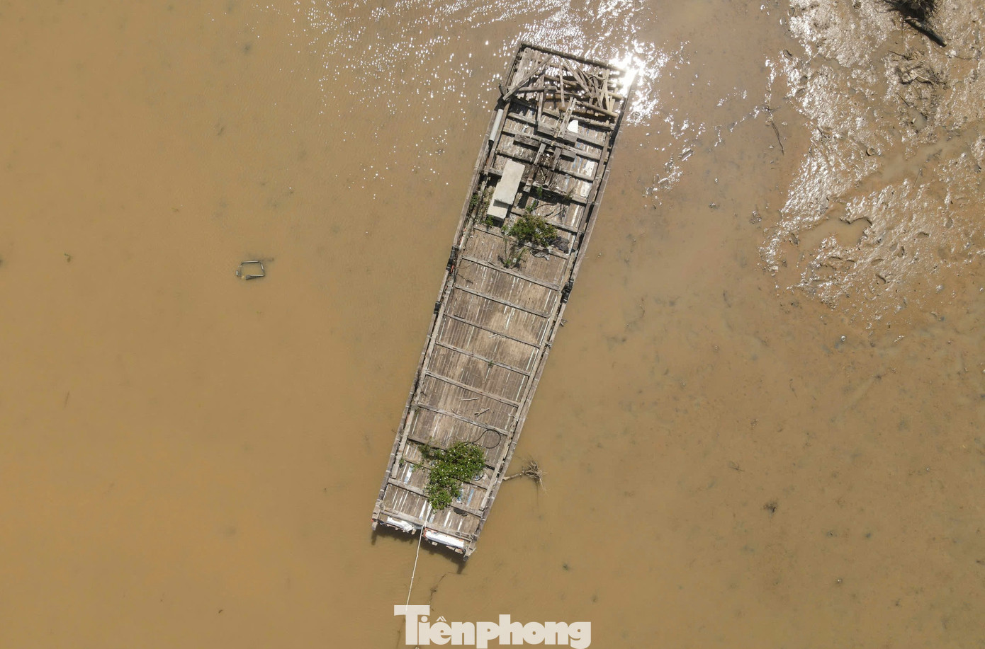 Nhiều thuyền, bè cũng vì thể hư hỏng, xuống cấp, không được sửa chữa, nằm mục nát ở khu vực neo đậu. tp-3.jpg