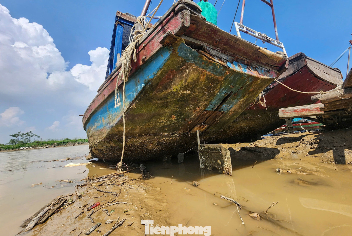 Theo người dân địa phương, nhiều hộ dân có thuyền bè đã chung tay bỏ tiền túi, thuê máy nạo vét một phần luồng lạch để tàu thuyền có thể ra vào, neo đậu. tp-15.jpg