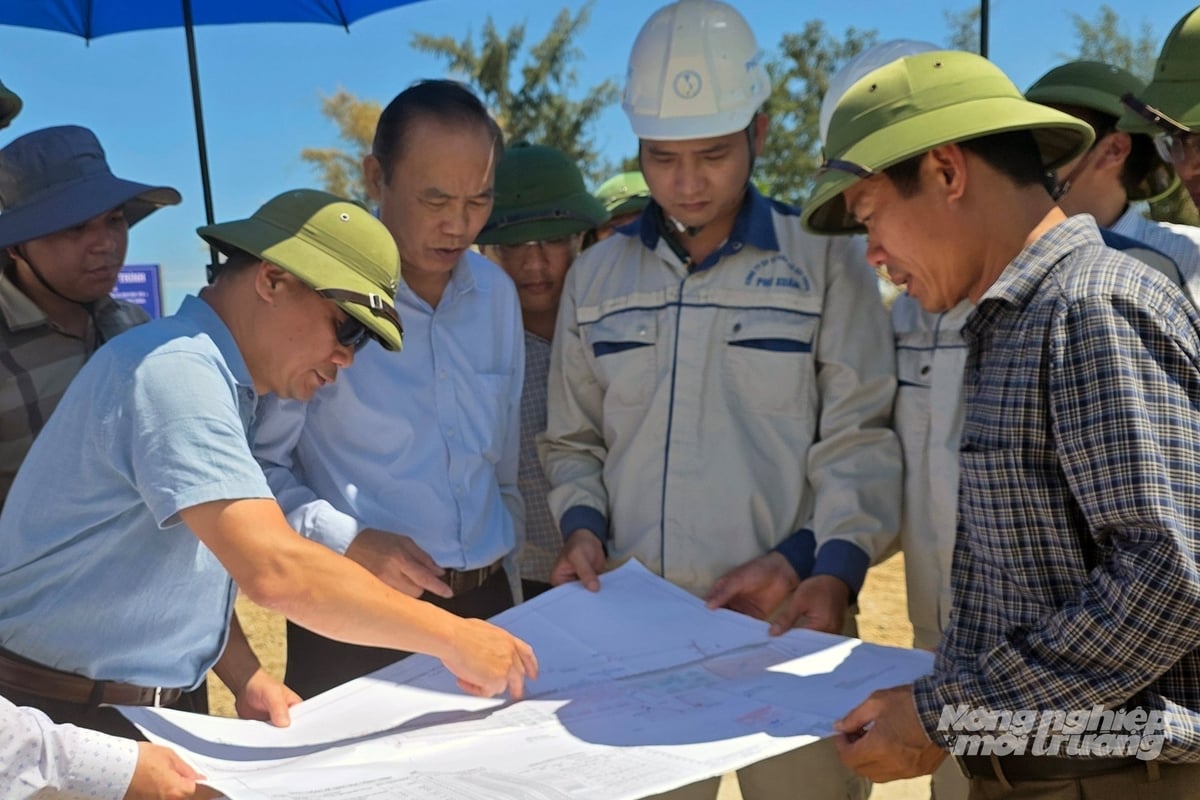 Thứ trưởng Phùng Đức Tiến kiểm tra tiến độ Dự án Khu neo đậu tránh trú bão tàu cá Bắc sông Gianh. Ảnh: Võ Dũng.
