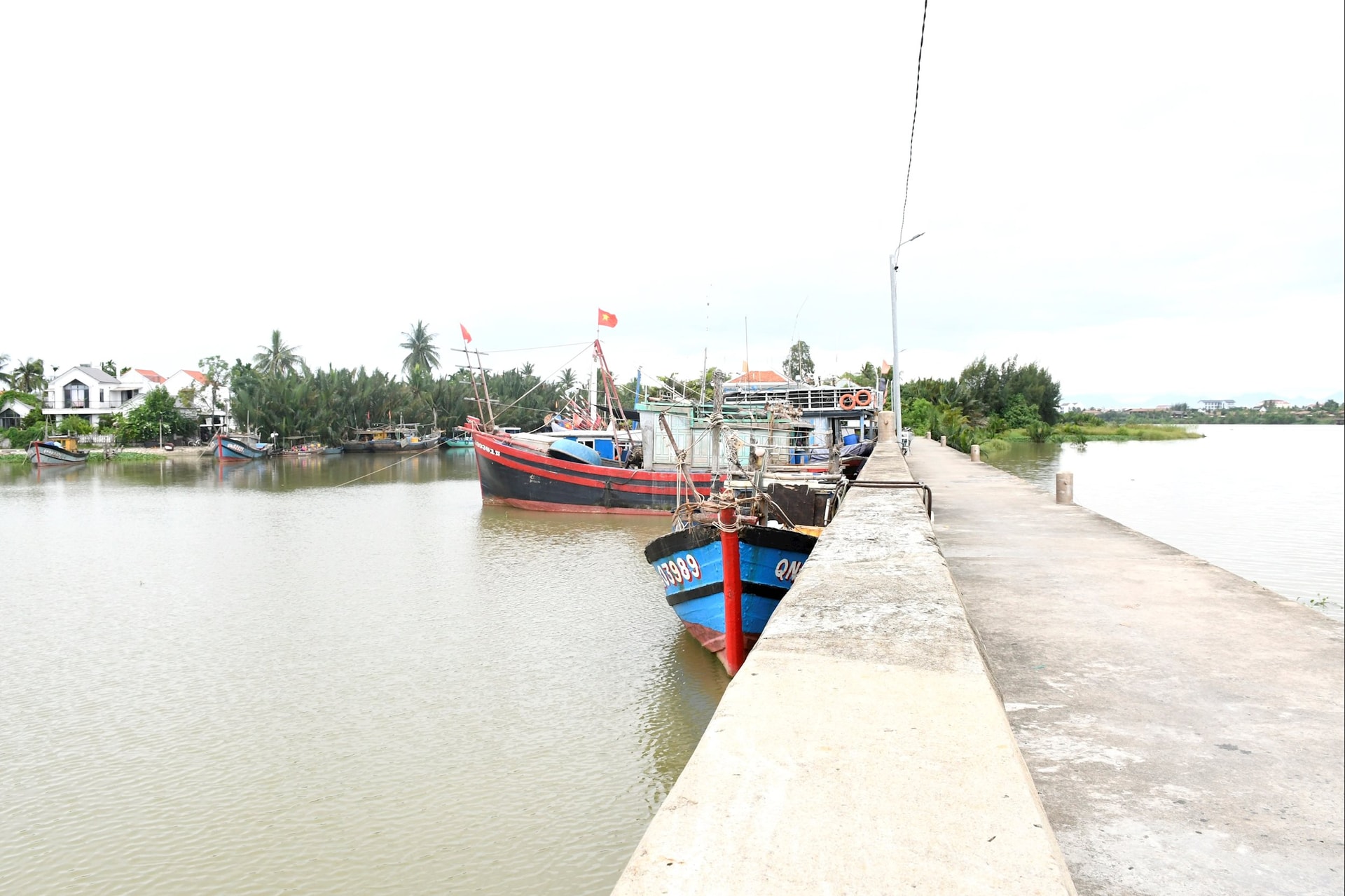 Khu neo đậu tàu cá Cửa Đại chỉ mới đáp ứng nhu cầu cho tàu cá có công suất từ 300CV trở xuống. Ảnh: QUANG VIỆT