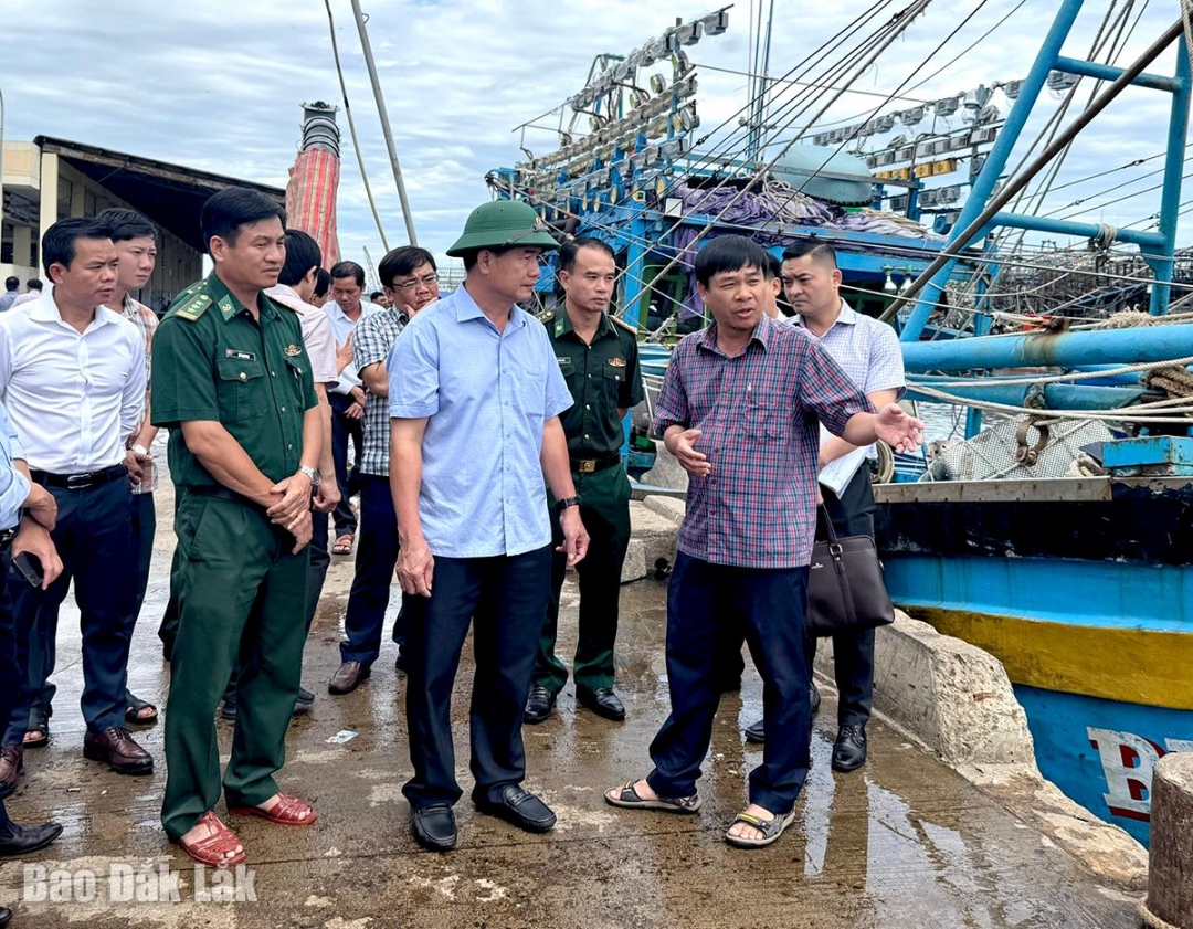 Phó Chủ tịch UBND tỉnh Nguyễn Thiên Văn kiêm tra tại cảng cá Phú Lạc.
