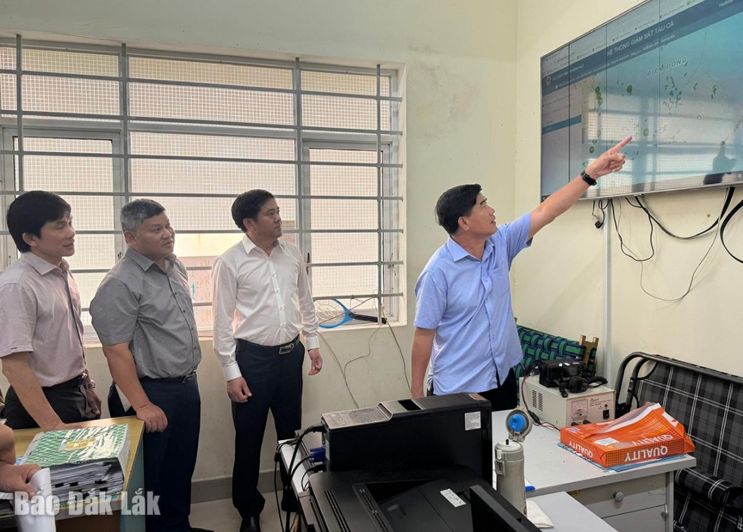 Đoàn công tác tham quan hệ thống giám sát tàu cá tại cảng cá Phú Lạc.