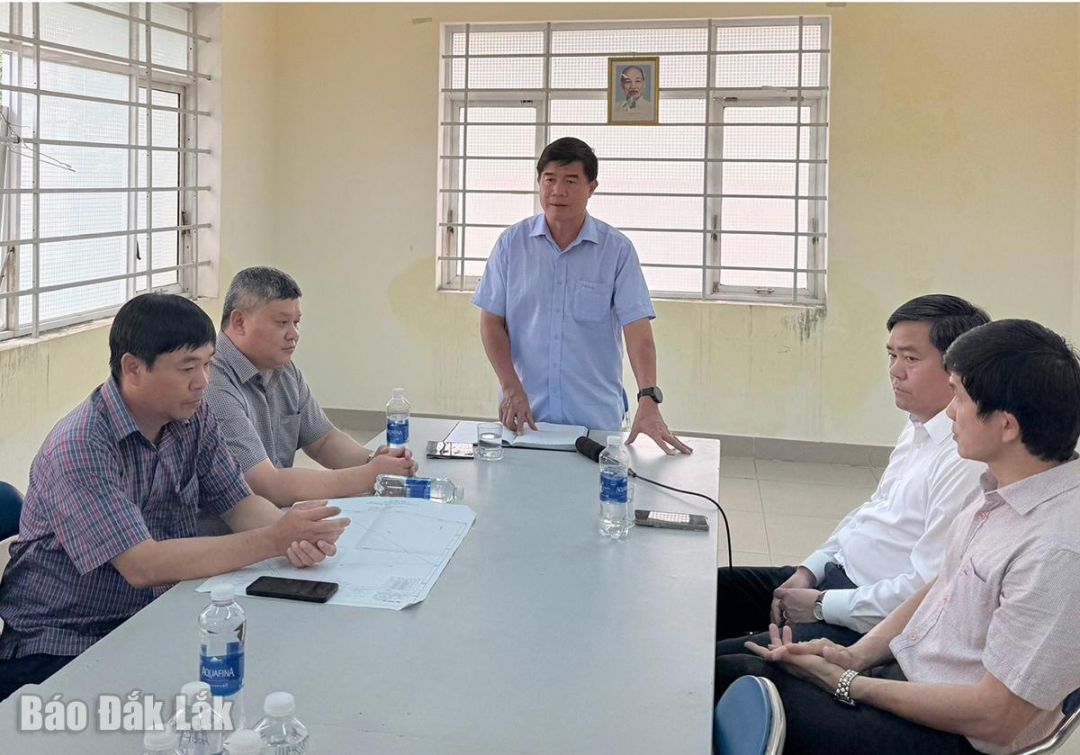 Phó Chủ tịch UBND tỉnh Nguyễn Thiên Văn phát biểu chỉ đạo tại buổi làm việc tại cảng cá Phú Lạc.