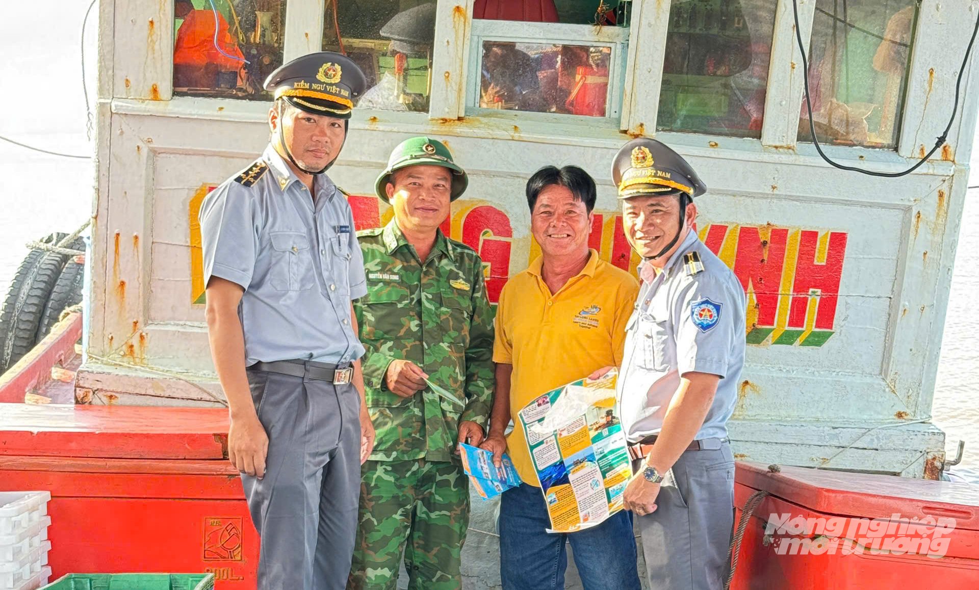 Lực lượng Kiểm ngư và Bộ đội Biên phòng TP Cần Thơ phối hợp tuyên truyền ngư dân về quy định chống khai thác hải sản bất hợp pháp, không báo cáo và không theo quy định (IUU). Ảnh: Lê Hoàng Vũ.
