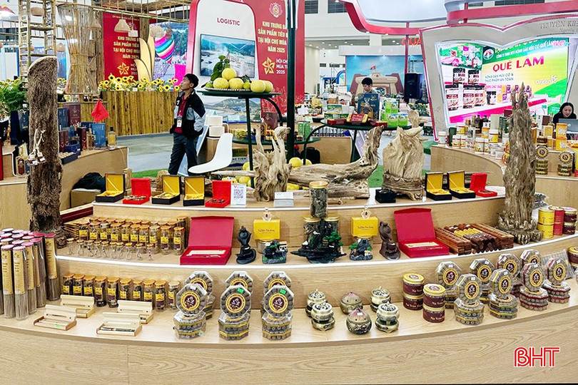 Sản phẩm của Hợp tác xã Trầm hương Hiền Linh trưng bày tại hội chợ. bqbht_br_a666.jpg