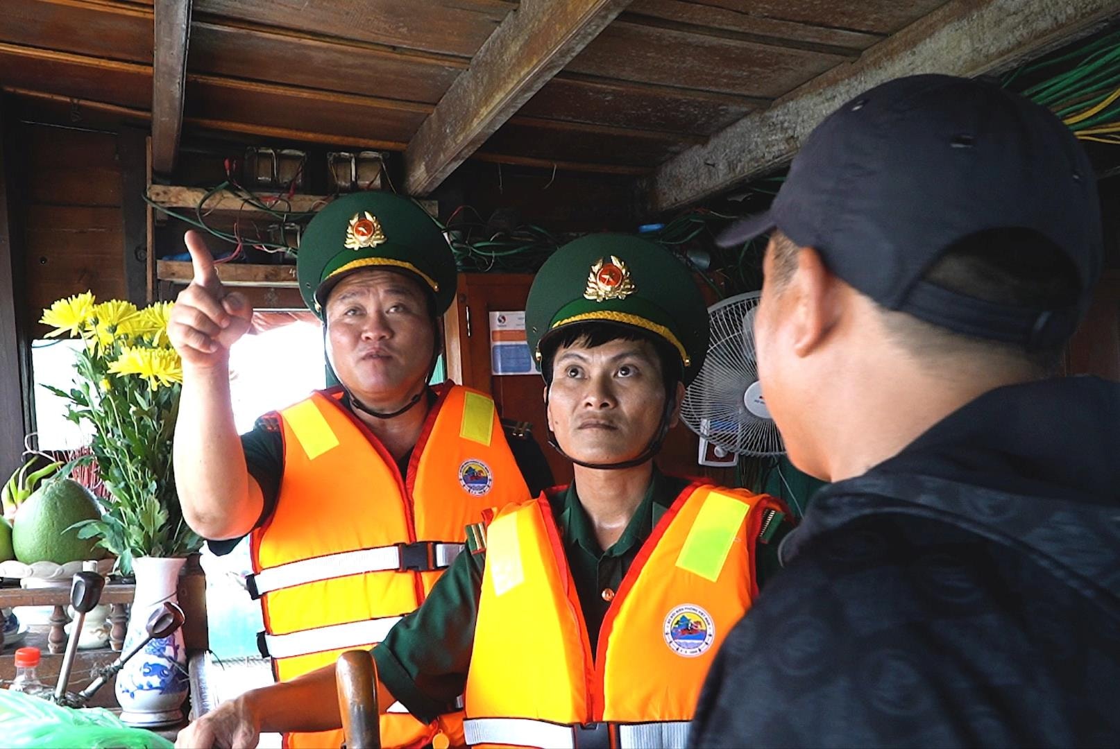 Lực lượng biên phòng kiểm tra thiết bị tàu cá trước khi xuất bến. Ảnh: THÀNH SƠN
