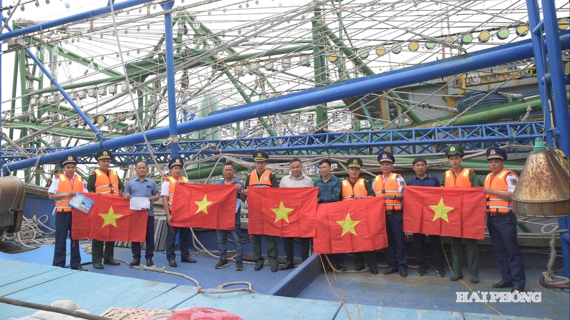 2 đơn vị tặng cờ Tổ quốc cho ngư dân