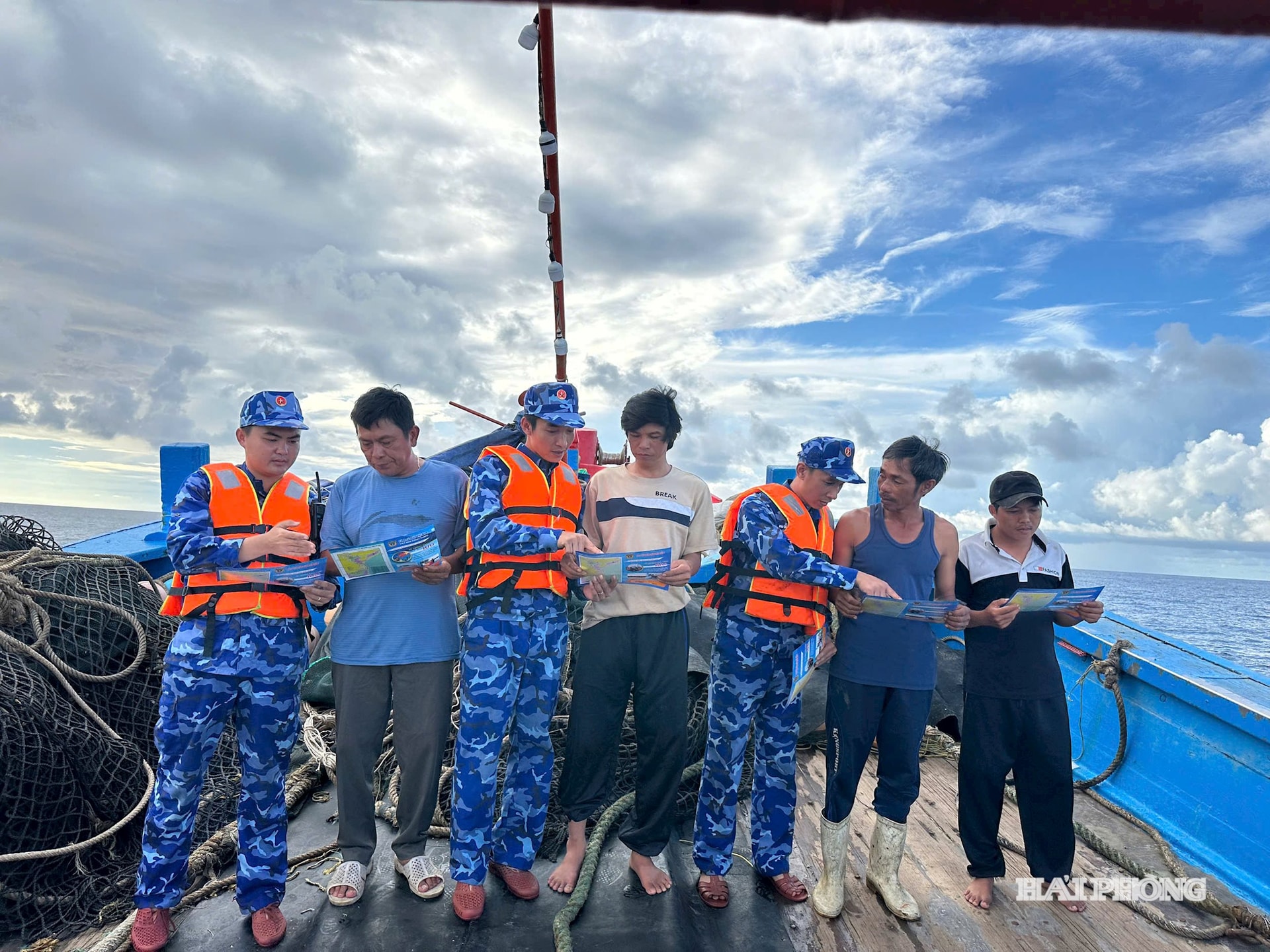 Cán bộ, chiến sĩ tàu CSB tuyên truyền cho ngư dân trên biển