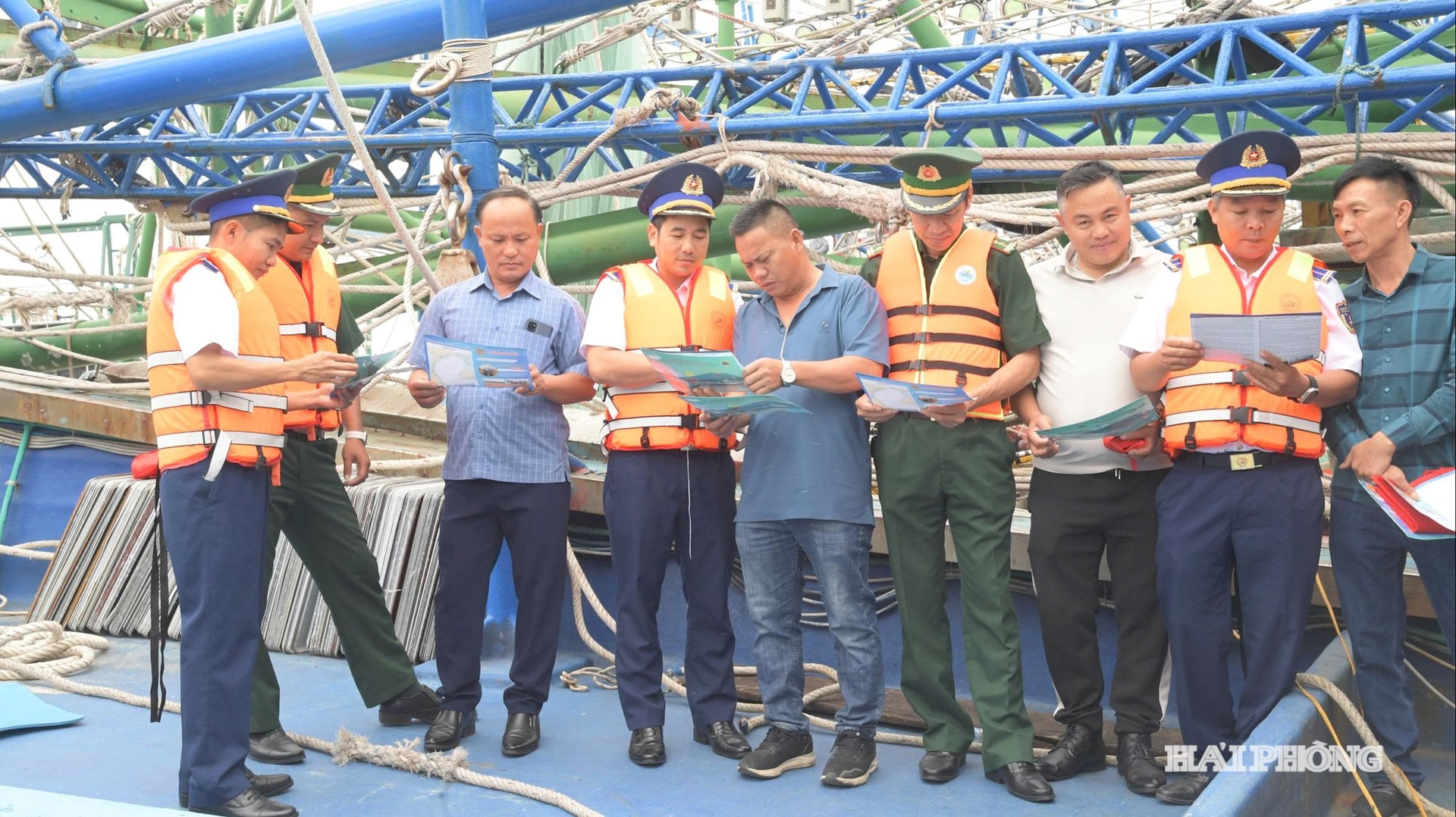 Cán bộ, chiến sĩ Hải đoàn 11 và Trạm Kiểm soát biên phòng Bạch Đằng tuyên truyền cho ngư dân tại Cảng cá Mắt Rồng