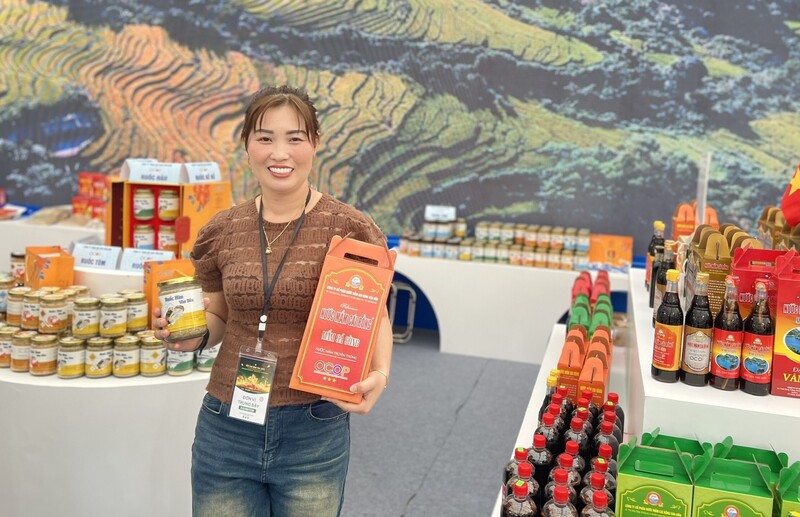 Bà Nguyễn Thị Kim Dung, Giám đốc Công ty Cổ phần Nước mắm Cái Rồng Vân Đồn.