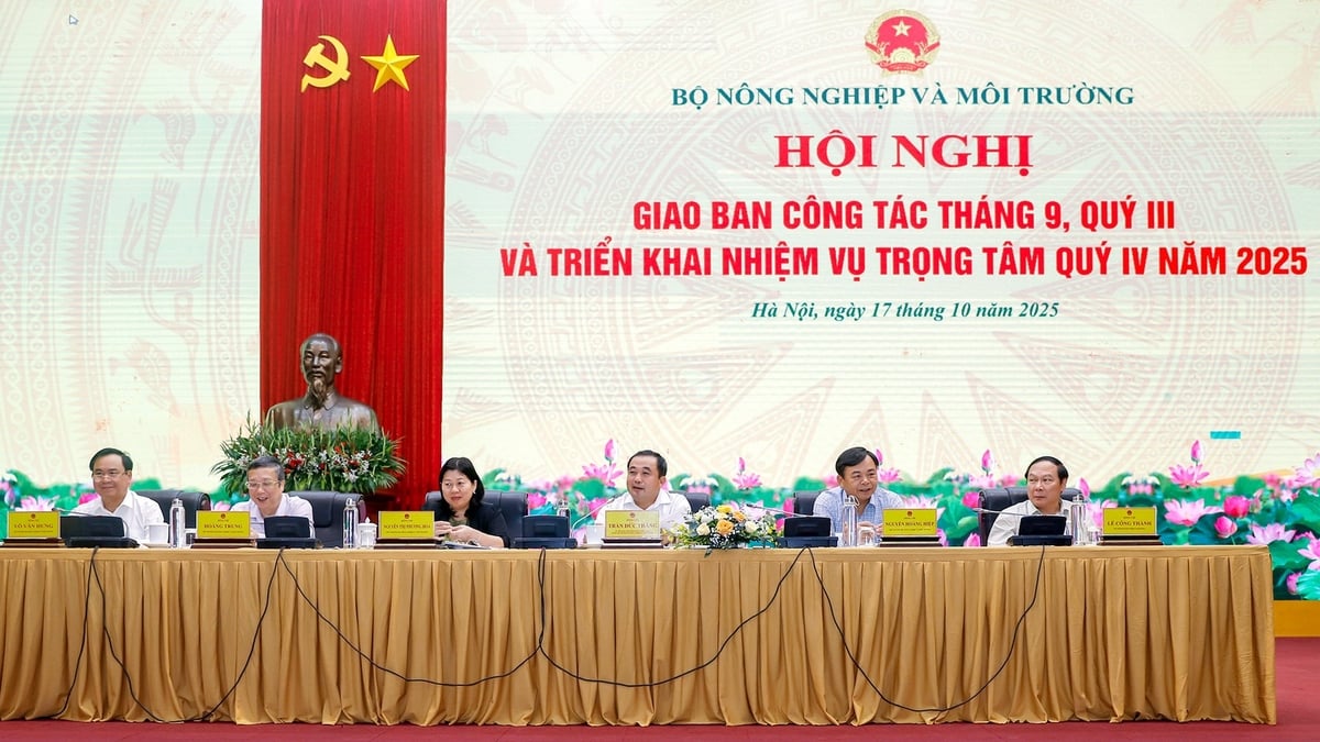 Quyền Bộ trưởng Bộ Nông nghiệp và Môi trường Trần Đức Thắng cùng các Thứ trưởng Nguyễn Hoàng Hiệp, Nguyễn Thị Phương Hoa, Lê Công Thành, Hoàng Trung, Võ Văn Hưng chủ tri Hội nghị giao ban tháng 9, Quý III và triển khai nhiệm vụ trọng tâm Quý IV năm 2025. Ảnh: Khương Trung.