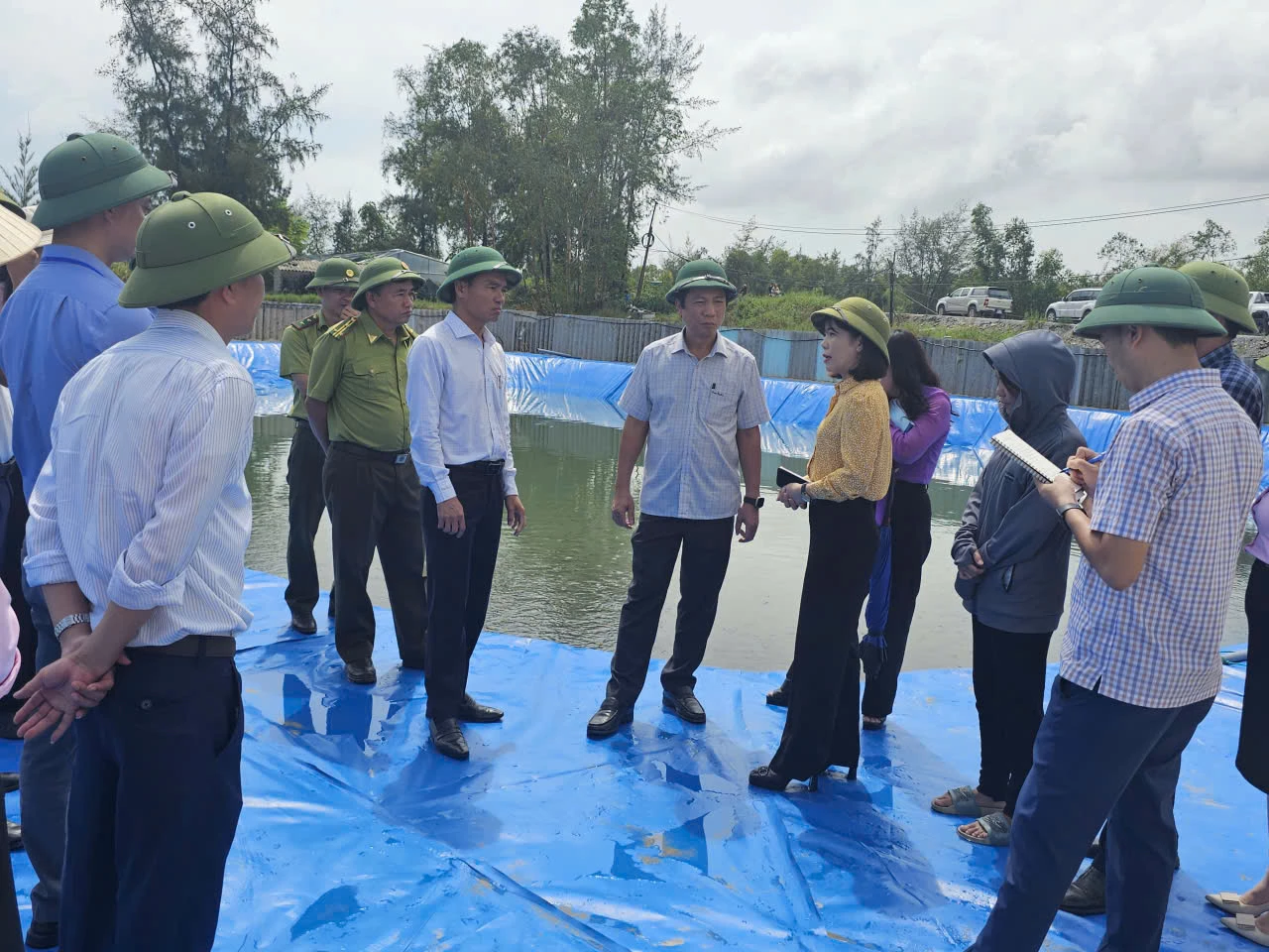 Đồng chí Hoàng Nam, Ủy viên Ban Thường vụ Tỉnh ủy, Phó Chủ tịch Thường trực UBND tỉnh hành kiểm tra tình hình nuôi trồng thủy sản trên địa bàn xã Cam Hồng. Ảnh: Phan Khiêm