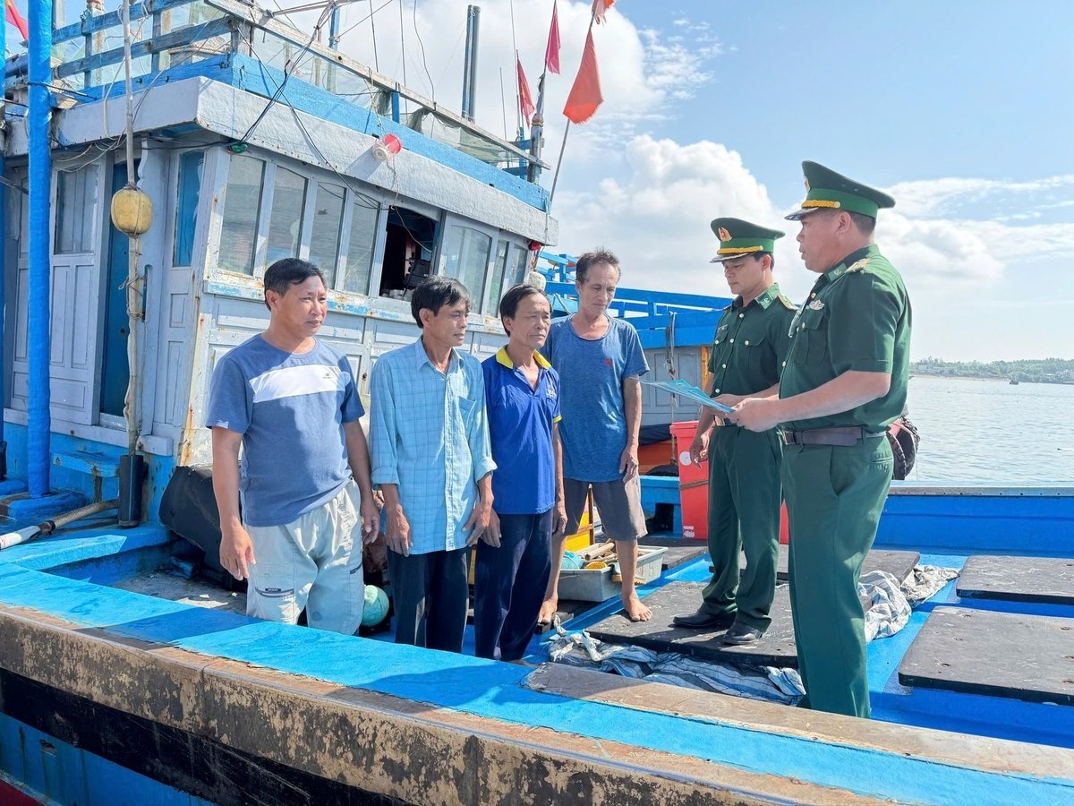 Lực lượng chức năng tỉnh Quảng Ngãi thường xuyên tổ chức tuyên truyền cho ngư dân về Luật thủy sản nhằm ngăn ngừa các hành vi vi phạm khai thác IUU. Ảnh: L.K. Lực lượng chức năng tỉnh Quảng Ngãi thường xuyên tổ chức tuyên truyền cho ngư dân về Luật thủy sản nhằm ngăn ngừa các hành vi vi phạm khai thác IUU. Ảnh: L.K.