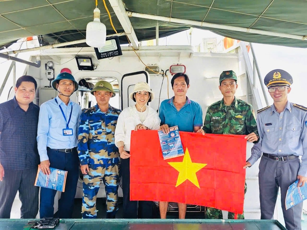 Phát tờ rơi tuyên truyền và trao tặng cờ Tổ quốc các chủ tàu hoạt động khai thác thủy sản trên biển. Ảnh: Hữu Tình. Phát tờ rơi tuyên truyền và trao tặng cờ Tổ quốc các chủ tàu hoạt động khai thác thủy sản trên biển. Ảnh: Hữu Tình.